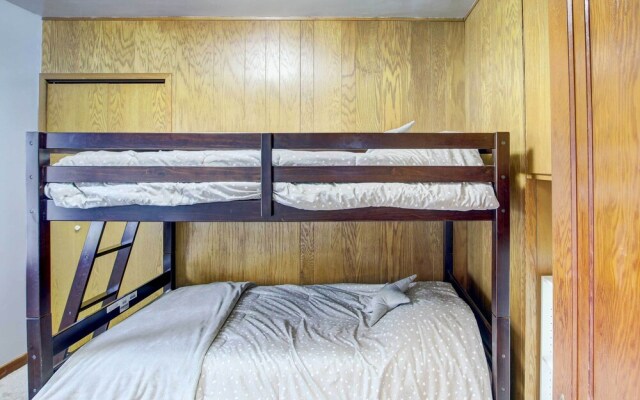 Cozy Wisconsin Abode: Walk to Lake Michigan!