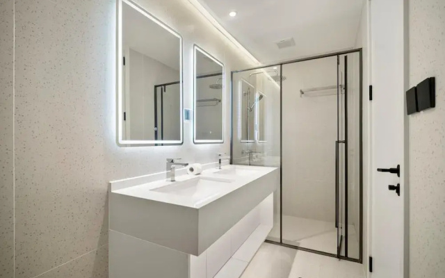 Premier 3-bedroom Apartment E333 Beachfront