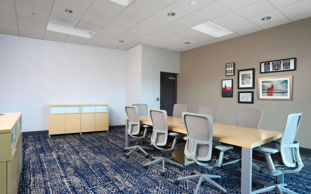 Tulyp, Tapestry Collection by Hilton