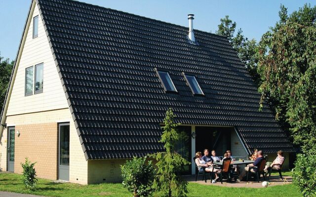 Detached Villa with Fireplace & 4 Bathrooms near Golf Course