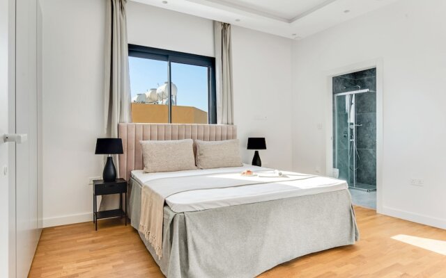 Sanders Crystal 1 - Large 4-bdr Penthouse With Shared Pool