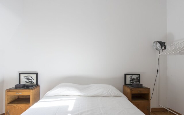 Bright and Airy Apt with balcony by LCH