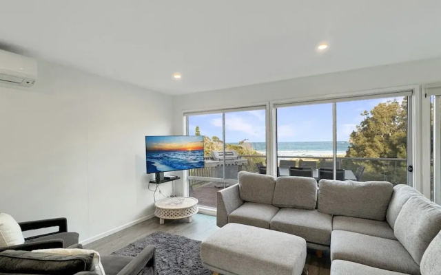 Oceanfront 4-bed Haven With BBQ & Alfresco Dining