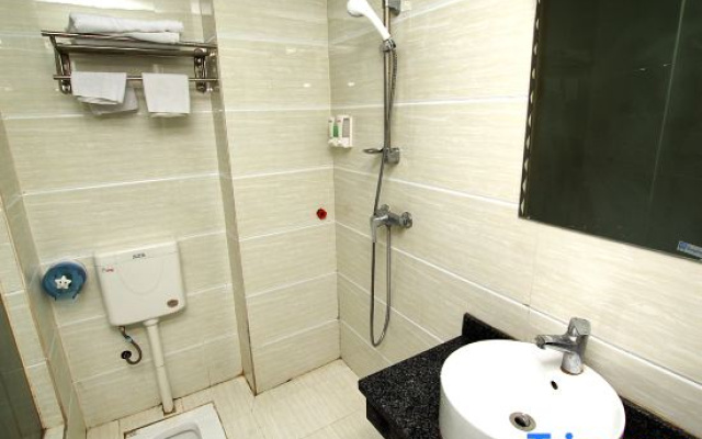 Lingchuan Caiyun Hotel (Guilin High Speed Railway North Station)