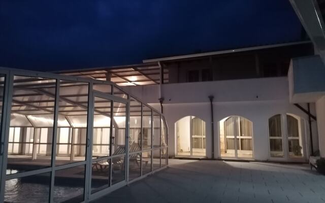 Room-9arches - House With Pool - in the