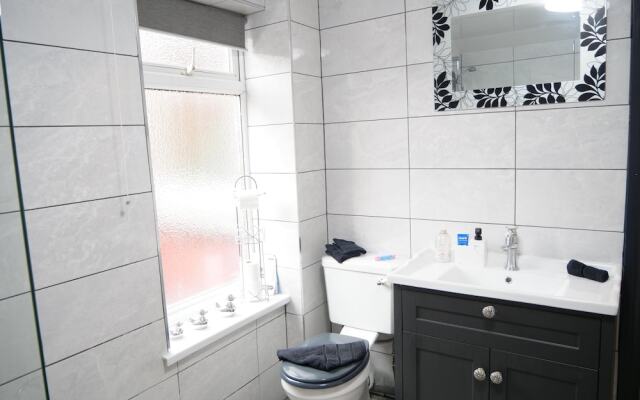 Stunning 5-bed House in Liverpool! Great Location!
