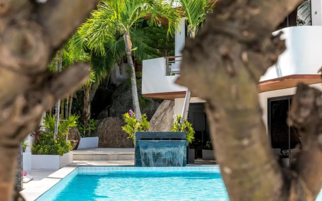 The Dinky Rock, Lounge Beach Club & Spa Hotel