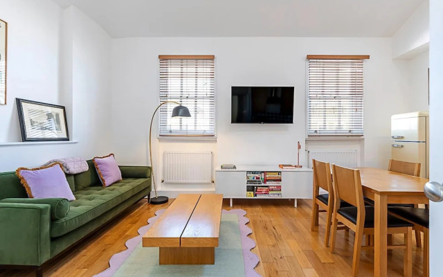 Stylish Chelsea Flat With Luxe Comfort & Charm