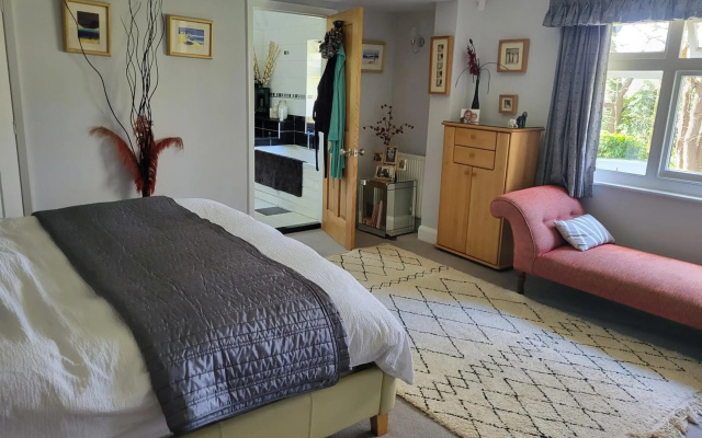 Lovely Family home with Beautiful Large gardens dog friendly