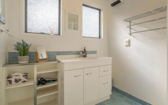 Hillside Haven - Tairua Holiday Home