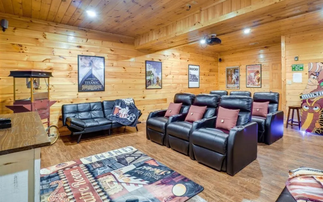 Gatlinburg Getaway - Private Theater Hot Tub