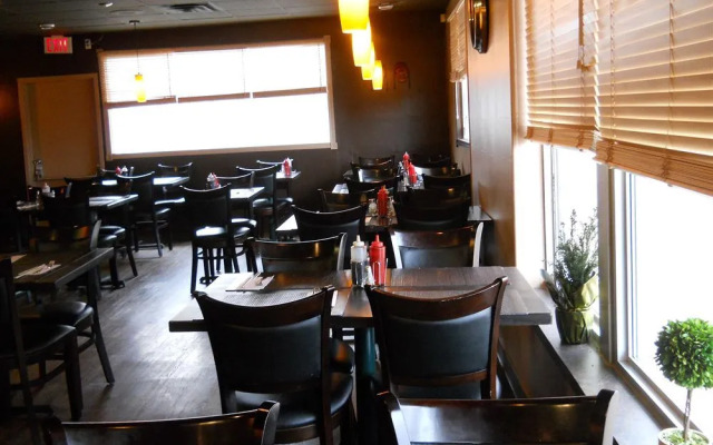 Econo Lodge Inn & Suites