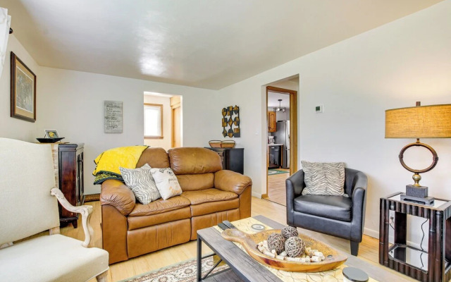 < 1 Mi to Lambeau Field: Green Bay Home w/ Grill!