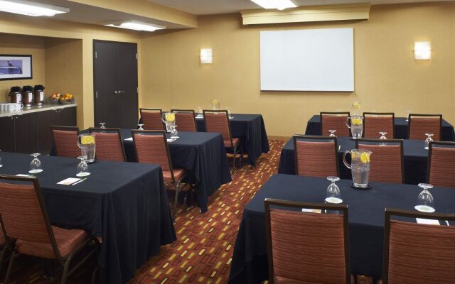 Courtyard Toledo Airport Holland