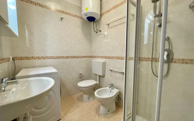 Beachside Flat With Shared Pool