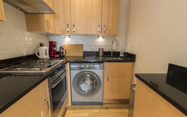 Bright Clapham flat with private garden, sleeps 4