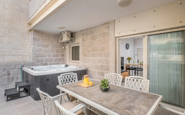 One BDR with a Huge Terrace