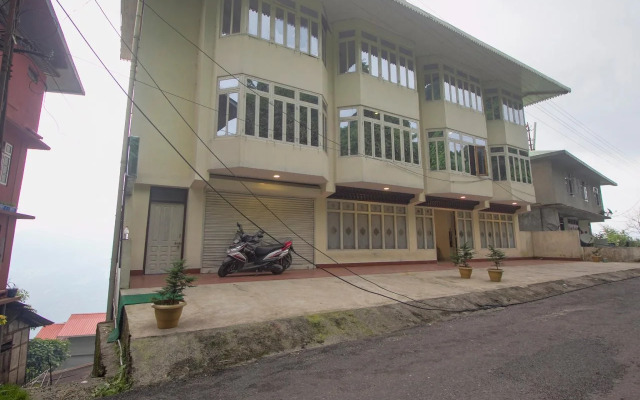 Taktse Continental by OYO Rooms