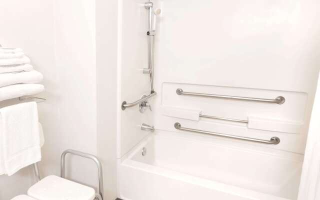 Super 8 by Wyndham Redmond