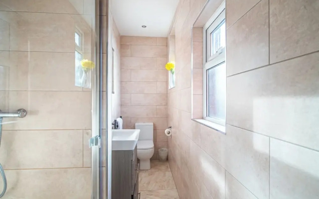Stylish & Spacious Apartment With Private Balcony
