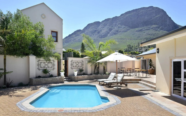 Petit Plaisir is a Romantic Self-catering Cottage on the Side of the Village no1