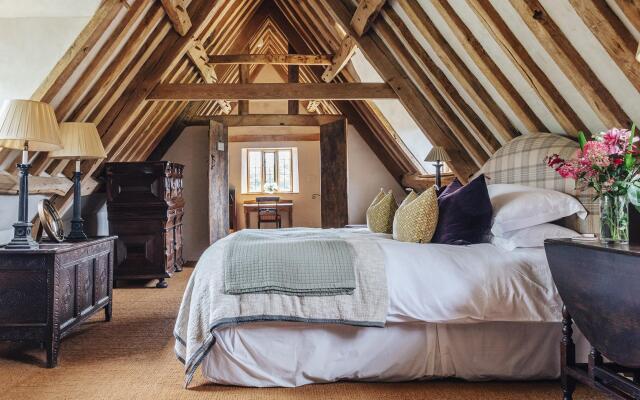 Lavish Tudor Estate Gardens - Sleeps 25