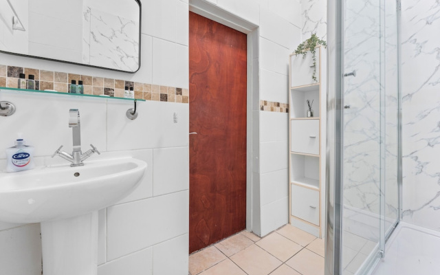 2 Double Beds - Sleeps 4 - Parking - Wifi