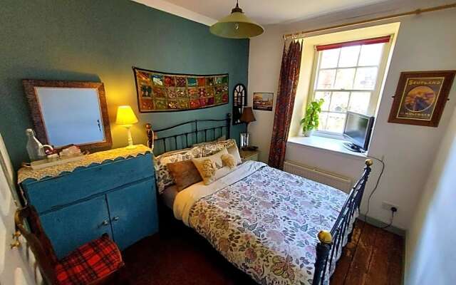Edinburgh's Dean Village River View Retreat