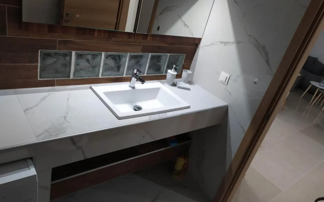 Anchors Aweigh 50m From The Sea