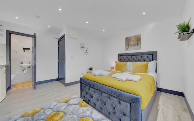 Inviting 1-bed House in Feltham
