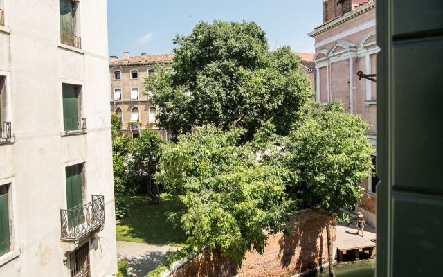 Locanda Leon Bianco on the Grand Canal