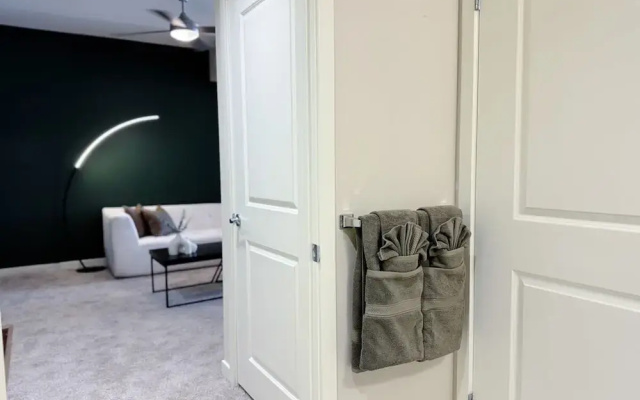 Stylish Retreat W Pool GYM Parking 10min to Cedars