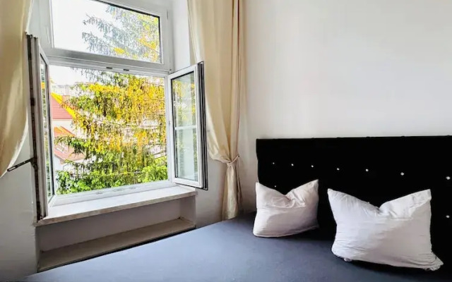 Peaceful 2BR Stay Well Connected