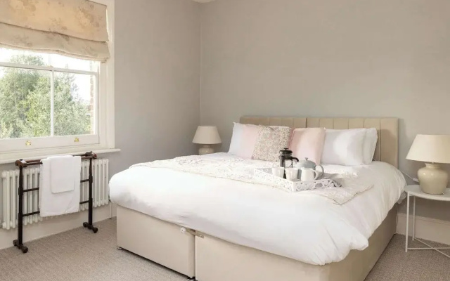 House Annexe Sleeps 18 Heated Pool