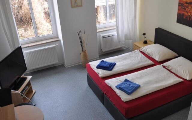 A bed Privatzimmer Dresden - Nichtraucherpension