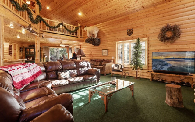 The Hideaway - Enchanting Custom Log-style Home Nestled High In The Pines! Great Room Features! 2 Bedroom Cabin