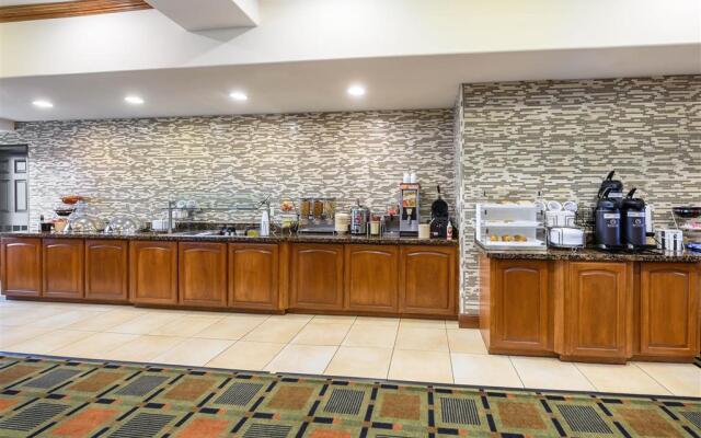 La Quinta Inn & Suites by Wyndham Marshall