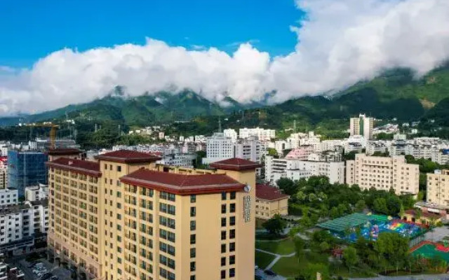Zhaojun Mountain Villa (Xingshan High-speed Railway Station)