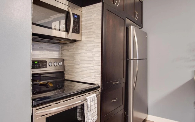 Cozy and Central DT Home w Gym Coffee Parking BBQ