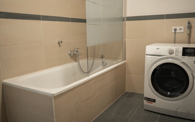 Exquisite 3BR Penthouse w Balc TV & Prkg