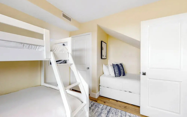 Walk to Mission Beach: Centrally Located Townhome