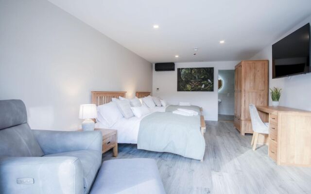 Suite 8 - Sleeping Giant Hotel - PEN Y CAE Inn