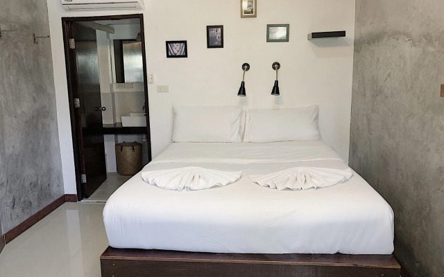 The Reef Hotel & Studios
