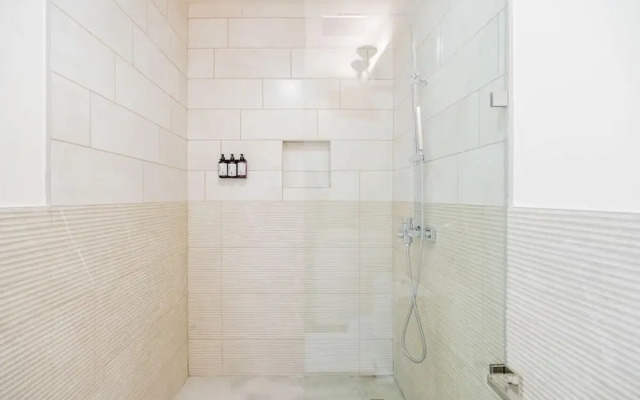 w Exceptional 1BR With Balcony in Casco View