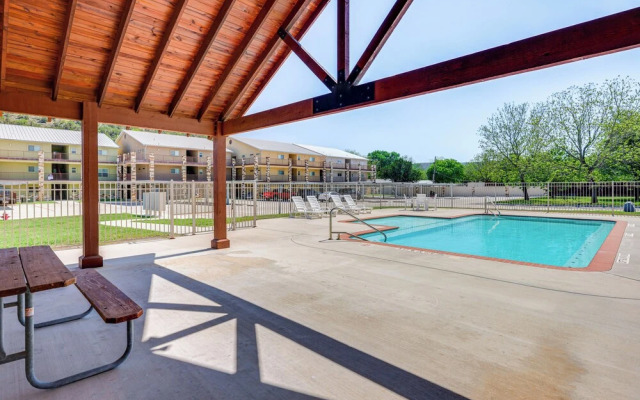 'rio Vista' Condo: Direct Guadalupe River Access!