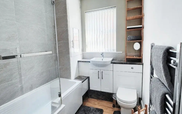 Stylish & Modern 2BR Flat