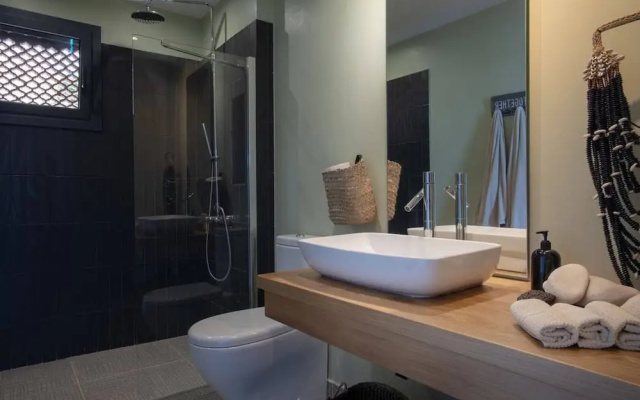Luxury Seaview Apartment, 1min Walk From Beach!