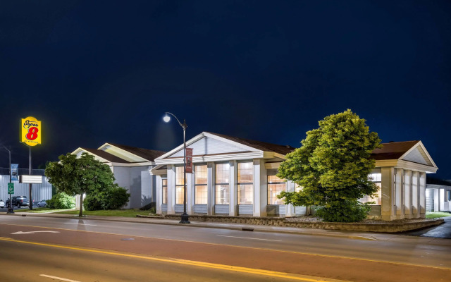 Super 8 by Wyndham La Crosse