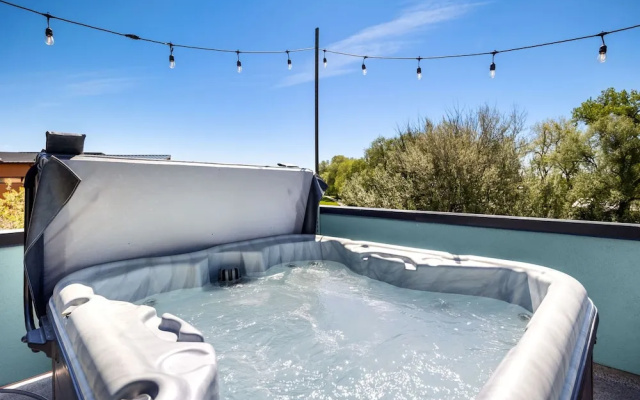 Swanky Townhome Near Old Town, Breweries and River