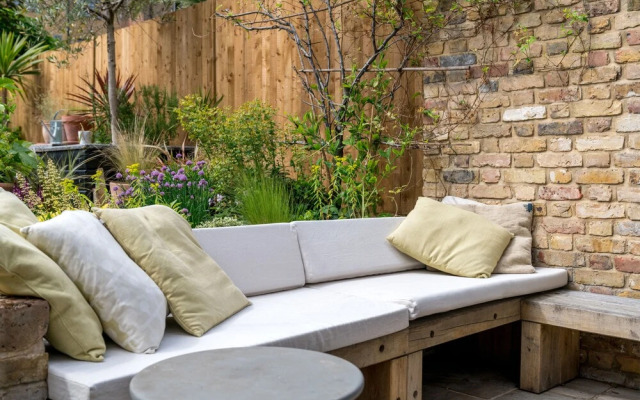 JOIVY Contemporary 2-Bed House W/ Private Garden